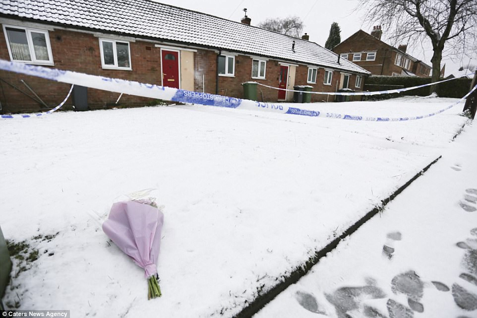 Vừa đăng ảnh con gái yêu lên mạng xã hội, chỉ vài phút sau ông bố dùng dao đâm con tới chết rồi tự sát không thành